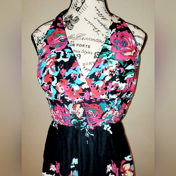 CUTE HALTER DRESS!! 👗 - Picture 1 of 8